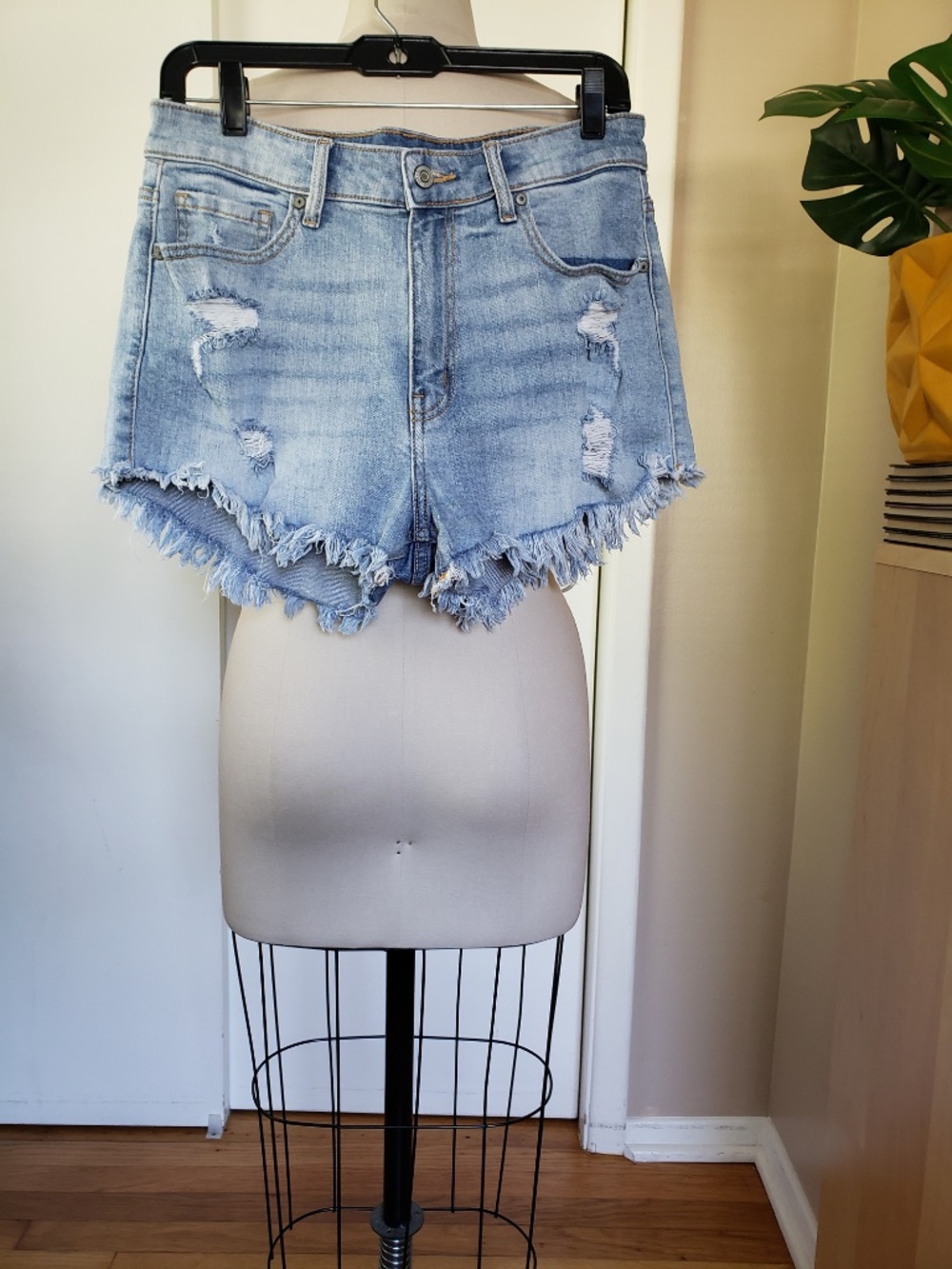 Lulu High Rise Cut Off Shortie Size Medium
